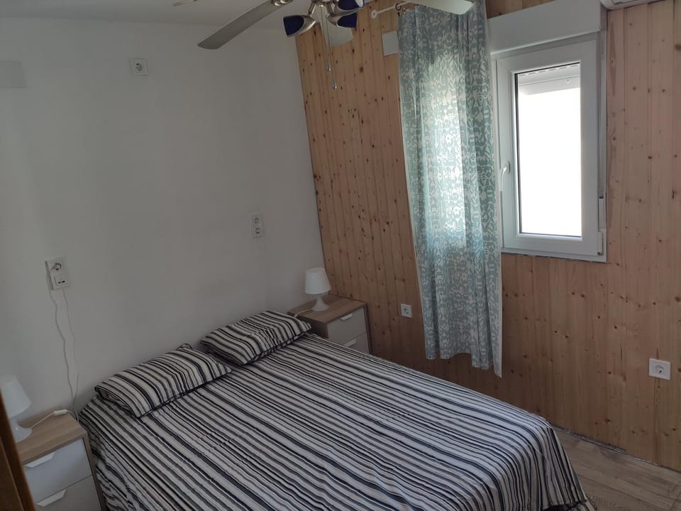 Bed, Bedroom, internet, air conditioner