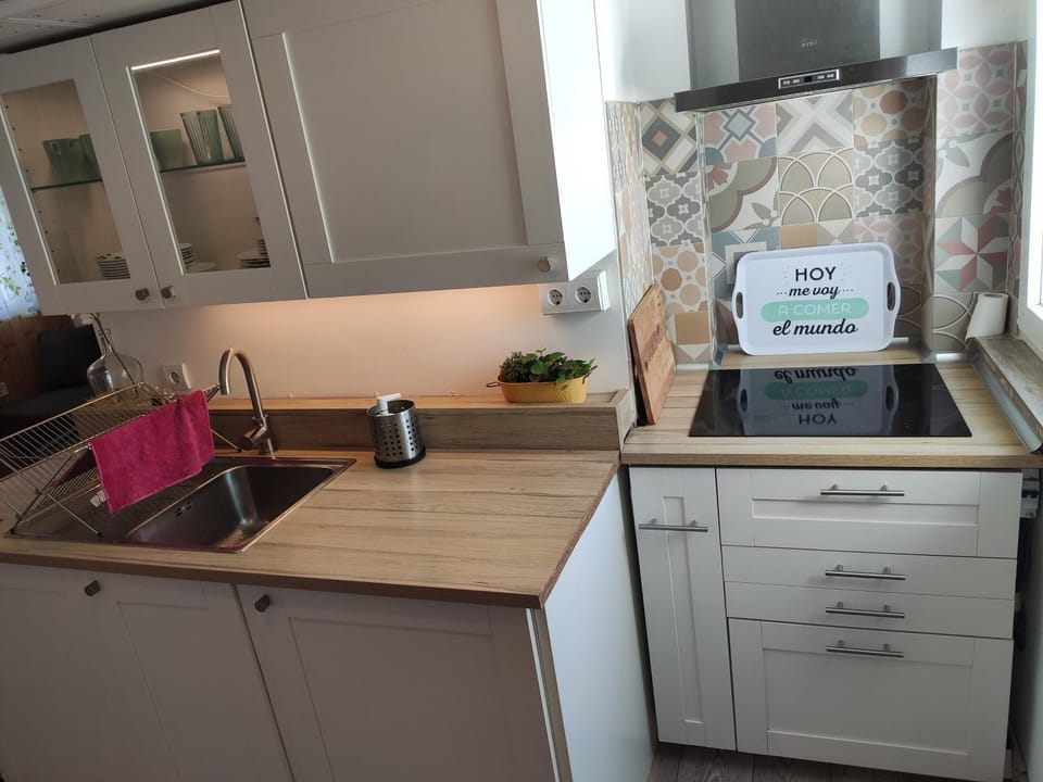 Kitchen or kitchenette, minibar
