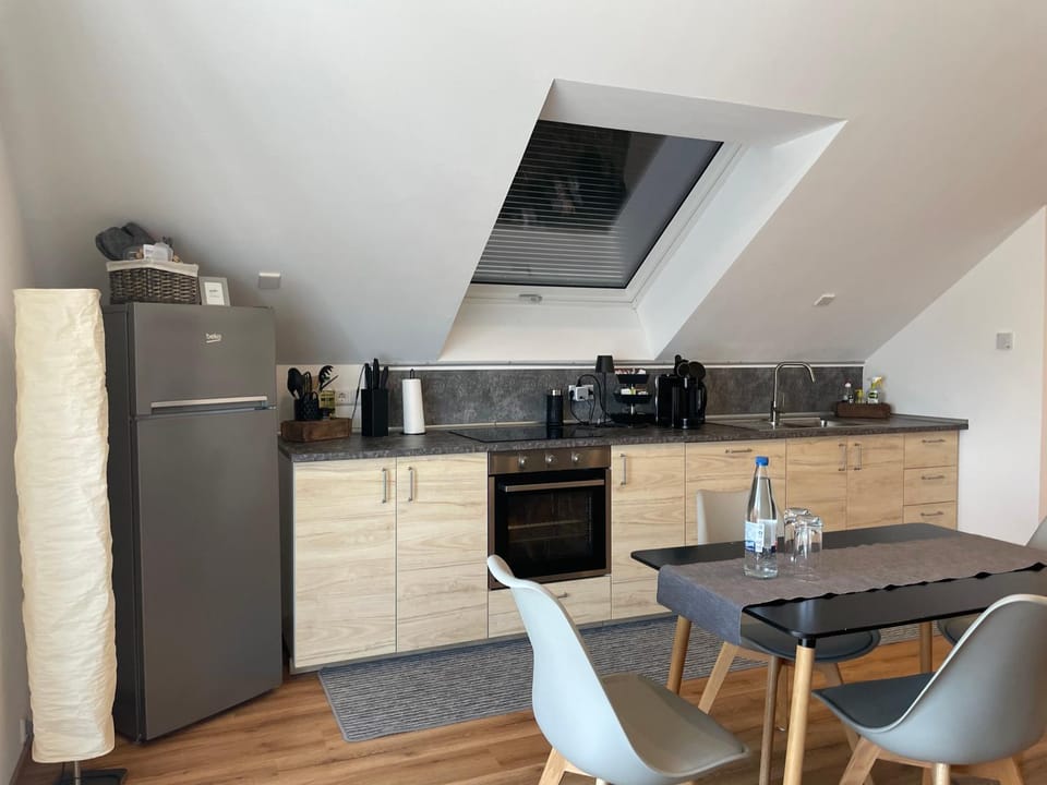 Coffee/tea facilities, Kitchen or kitchenette, Dining area