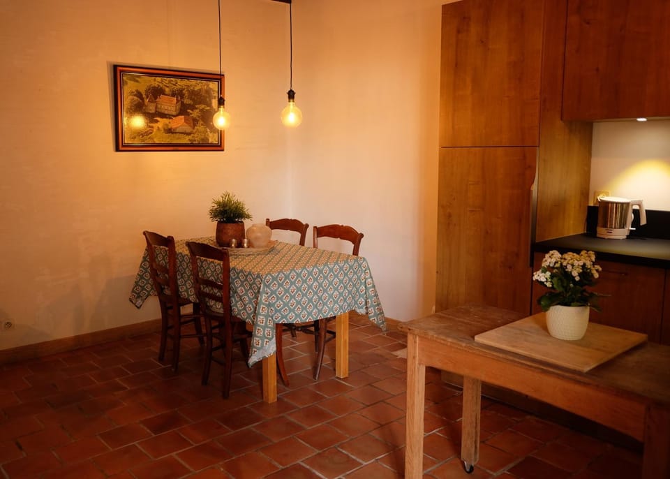 Coffee/tea facilities, Kitchen or kitchenette, Dining area