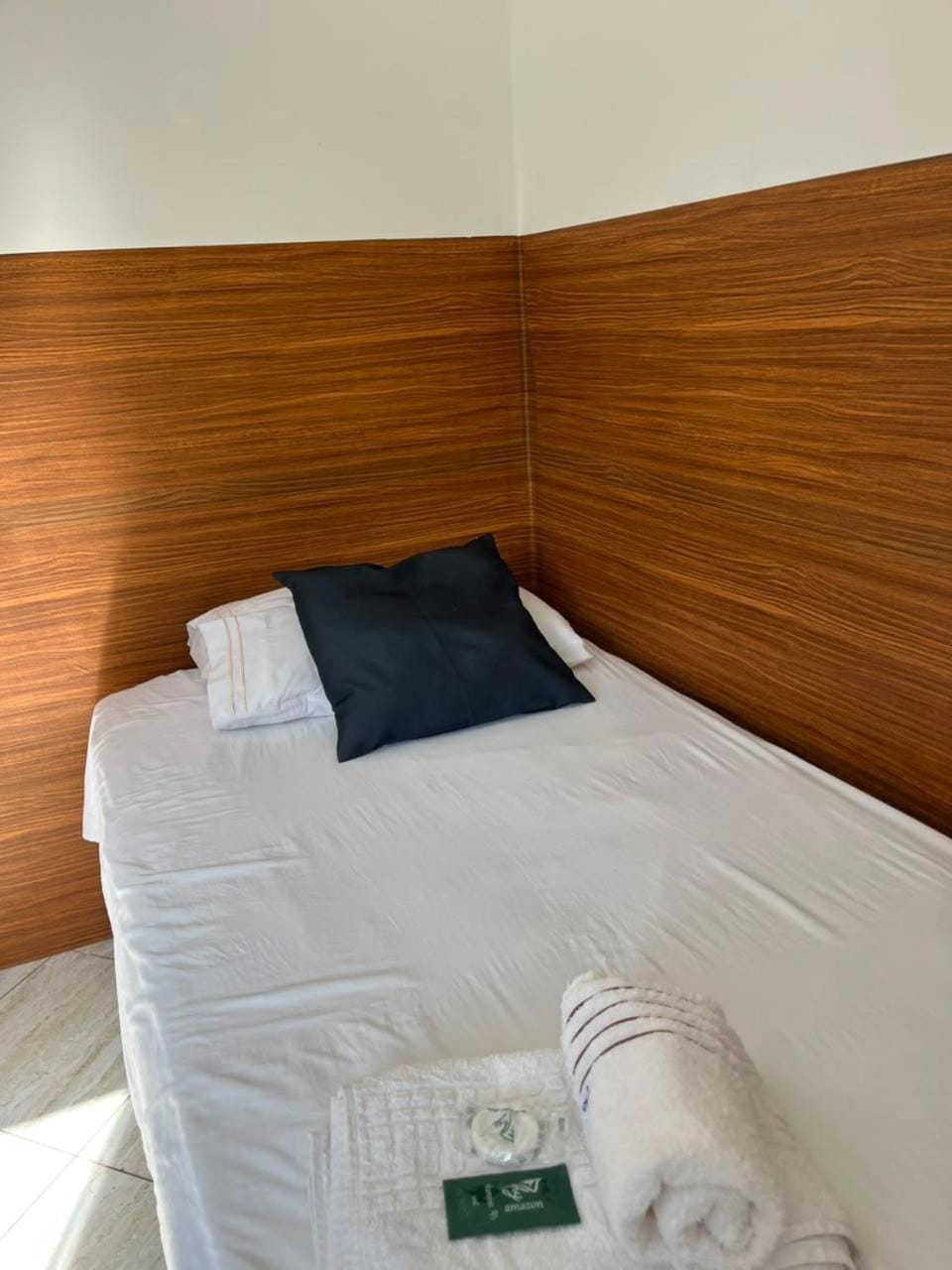 Bed, towels