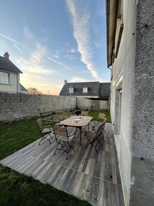 Property building, Patio, Balcony/Terrace, Dining area