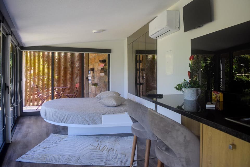 Bed, TV and multimedia, Seating area, Bedroom, air conditioner