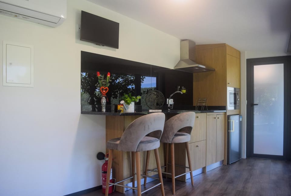 TV and multimedia, Kitchen or kitchenette, Dining area, oven, stove