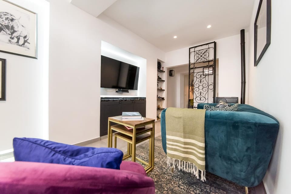 TV and multimedia, Living room, Seating area, Evening entertainment
