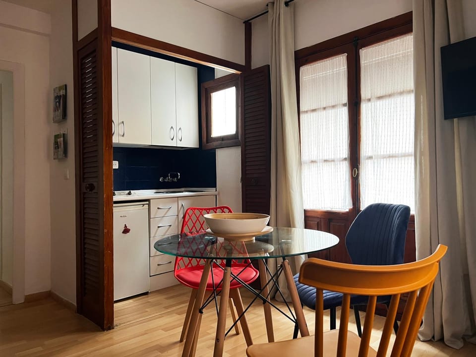 TV and multimedia, Kitchen or kitchenette, Living room, Dining area, internet, air conditioner
