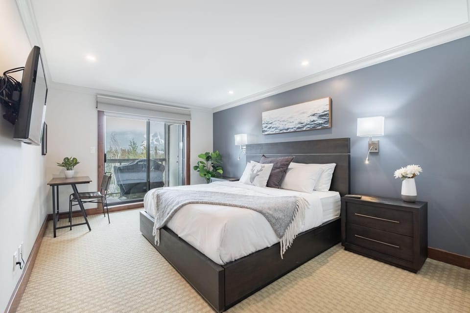 Bed, TV and multimedia, Bedroom