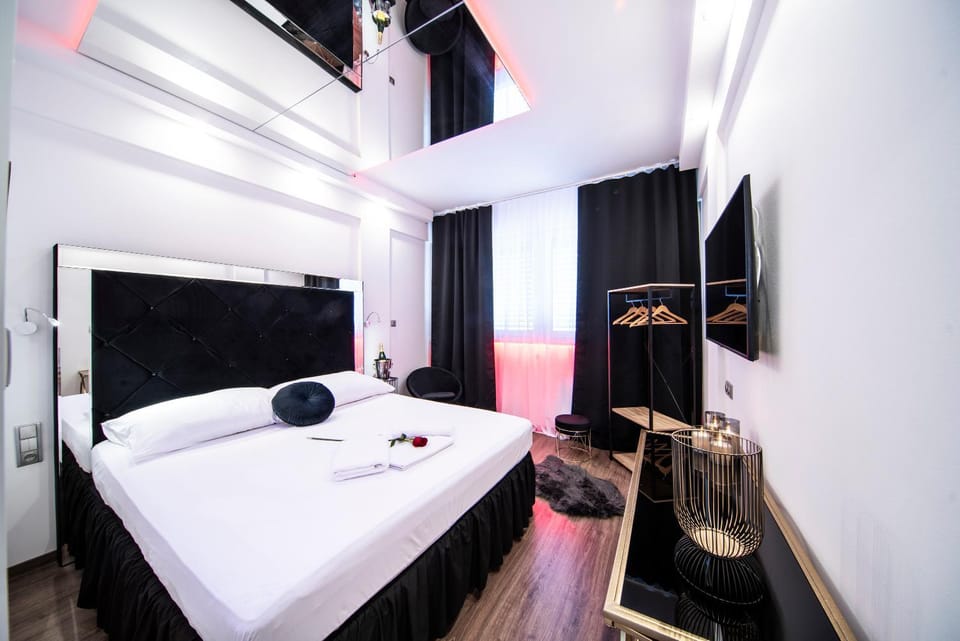 Bed, Photo of the whole room
