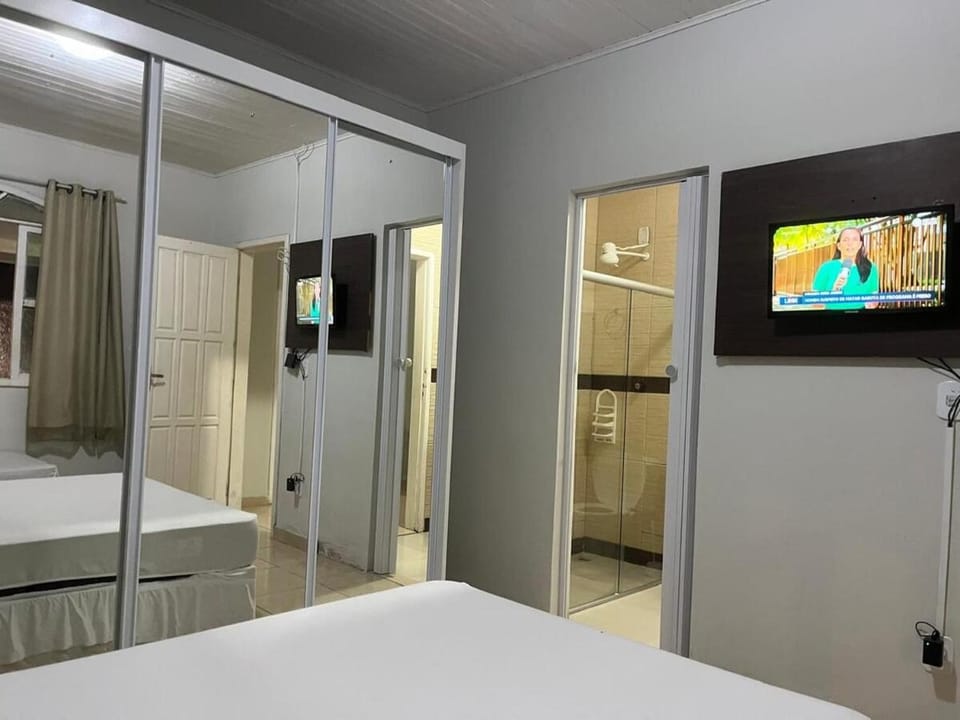 Casa com piscina e estacionamento, próximo á praia House in State of Bahia