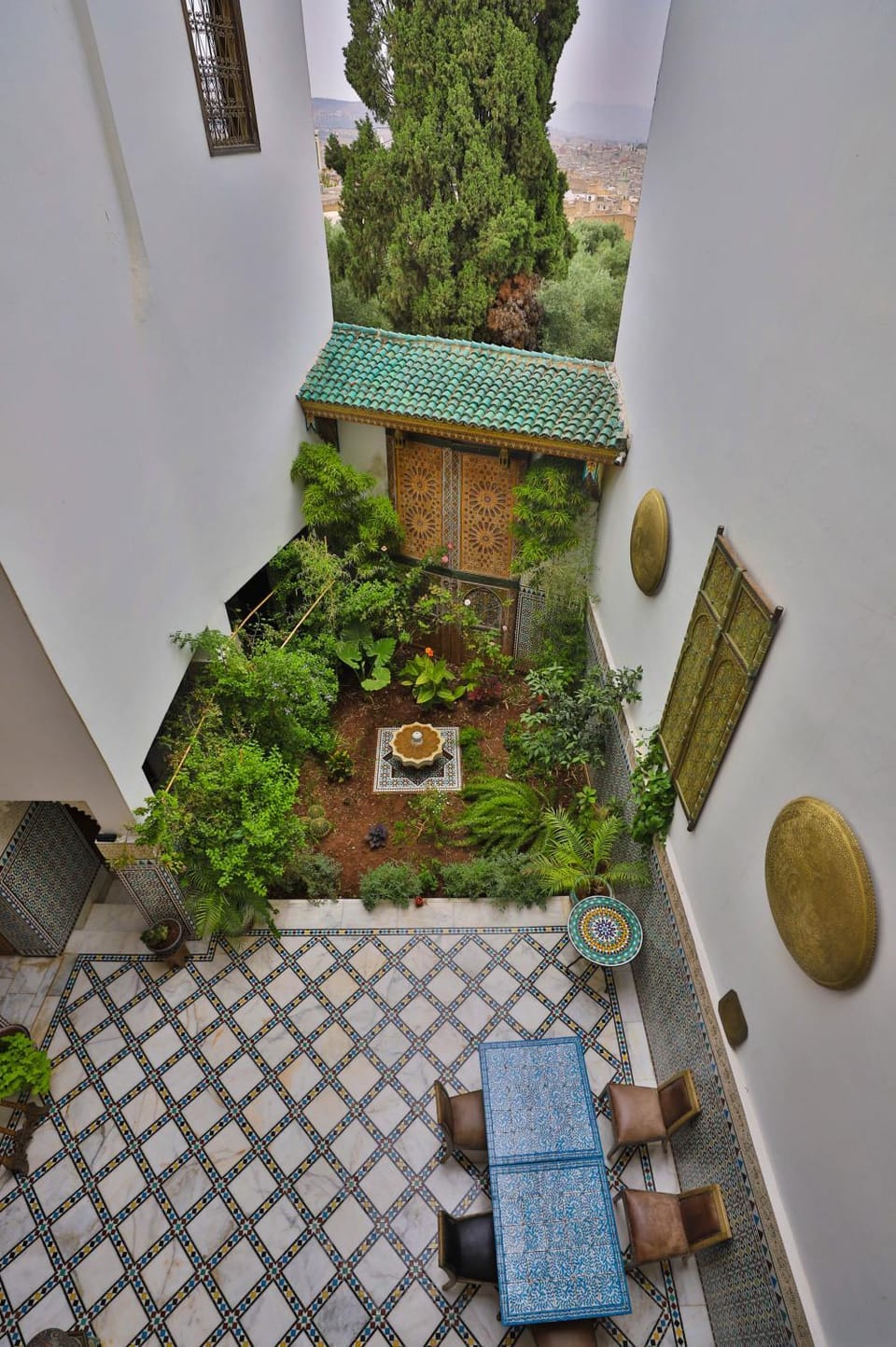 Property building, Patio, Restaurant/places to eat, Day, Garden, Garden view