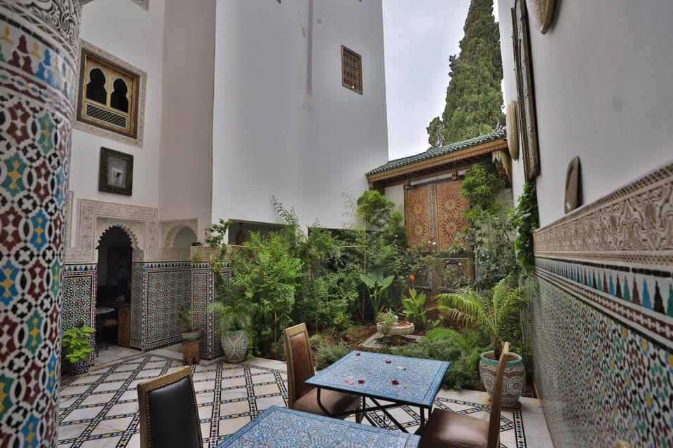Property building, Patio, Restaurant/places to eat, Garden, Living room, Seating area, Garden view