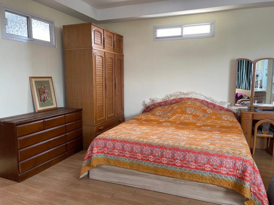 Bed, Photo of the whole room, wardrobe