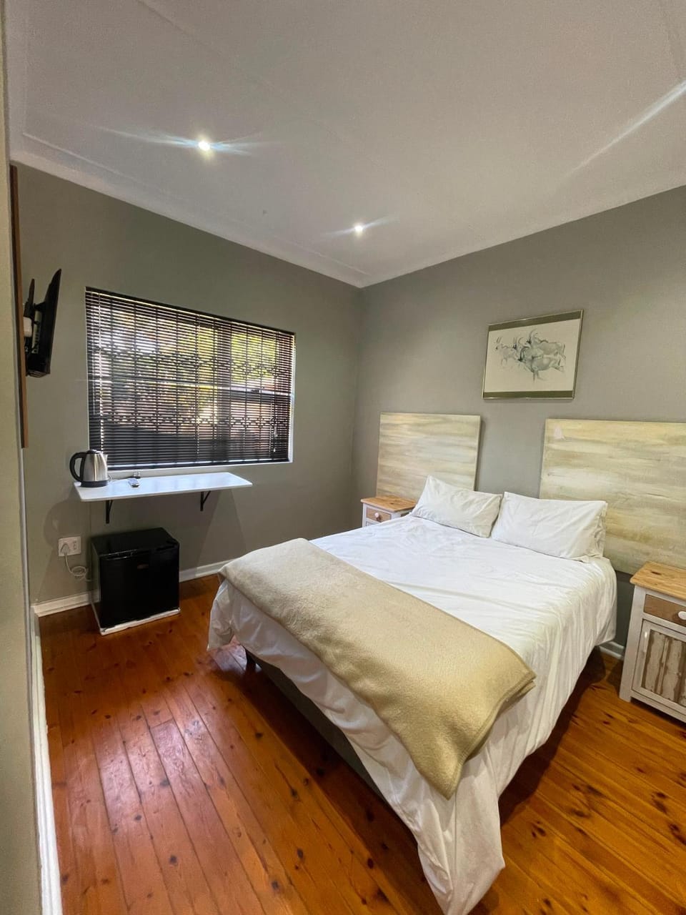 Bed, TV and multimedia, towels