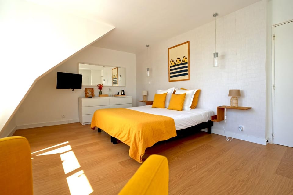 Photo of the whole room, Bedroom
