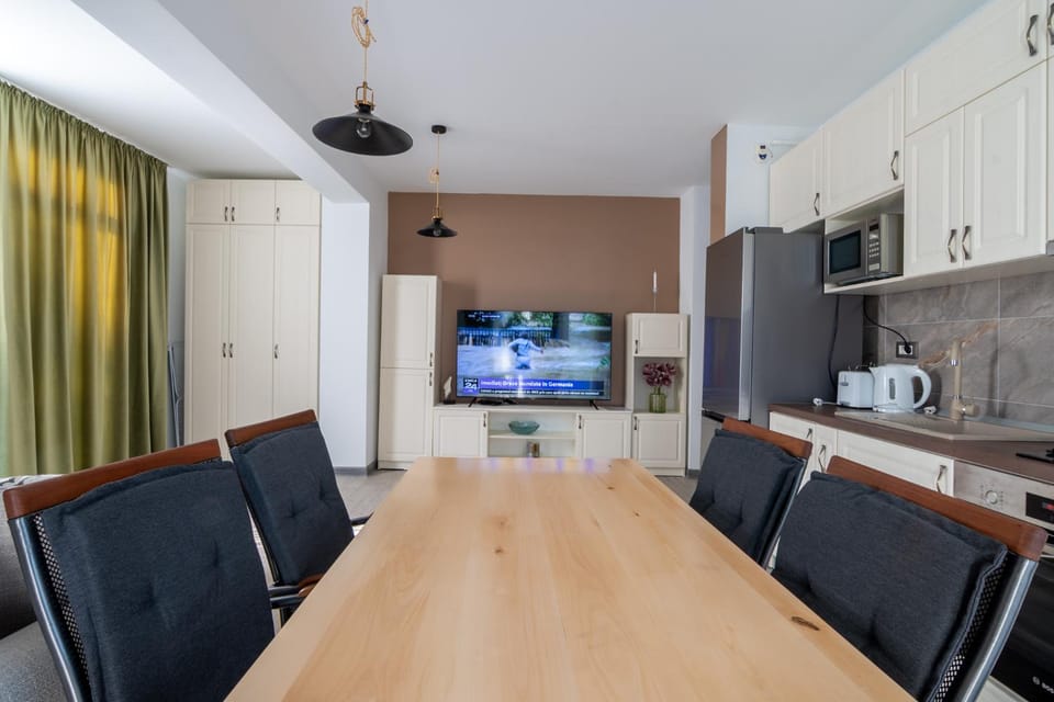 TV and multimedia, Kitchen or kitchenette, Living room, Seating area, Dining area, oven, stove