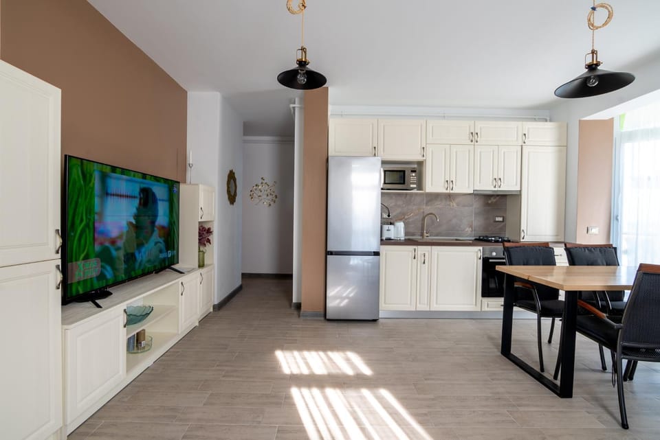 TV and multimedia, Kitchen or kitchenette, Dining area, oven, stove