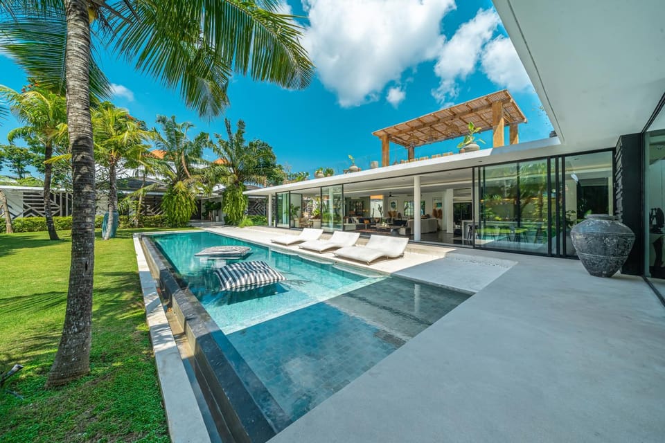 Villa Bull House Amazing 6 bedrooms contemporary villa in Seminyak Villa in North Kuta