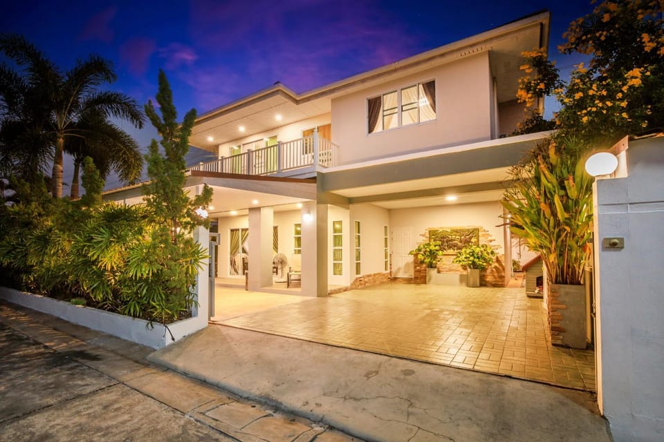 Grande Pool Villa BBQ&Pool party Villa in Chon Buri Changwat