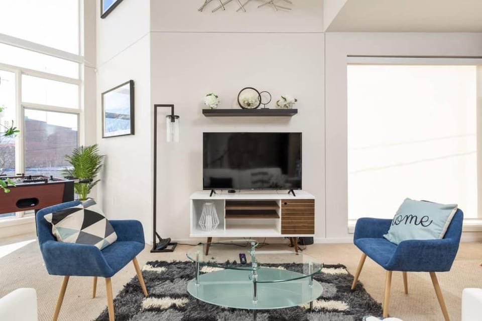 Upscale 3BR Penthouse by CozySuites House in Indianapolis