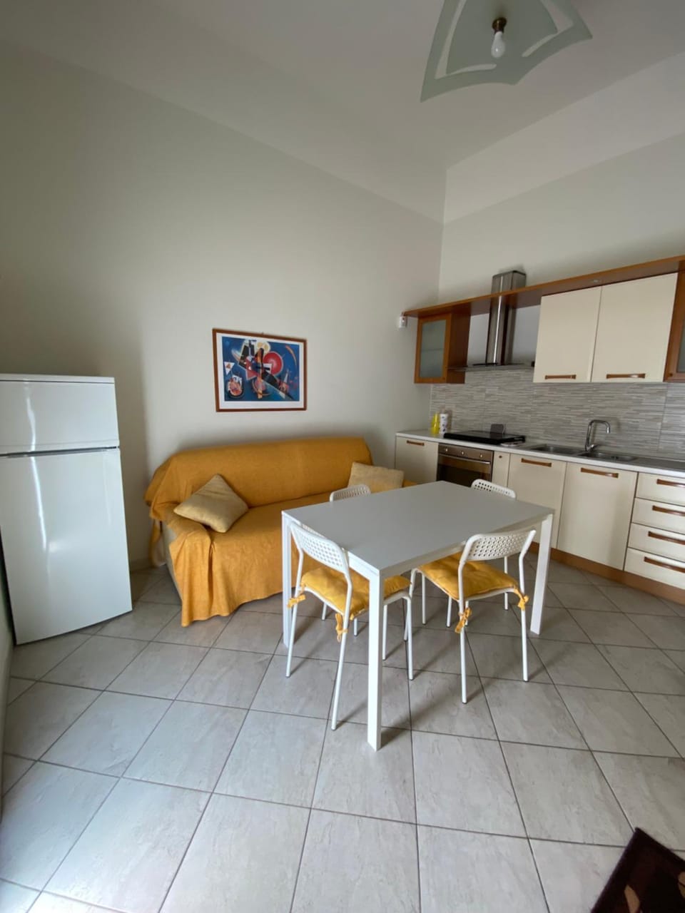 Kitchen or kitchenette, Living room, Seating area, Dining area, oven