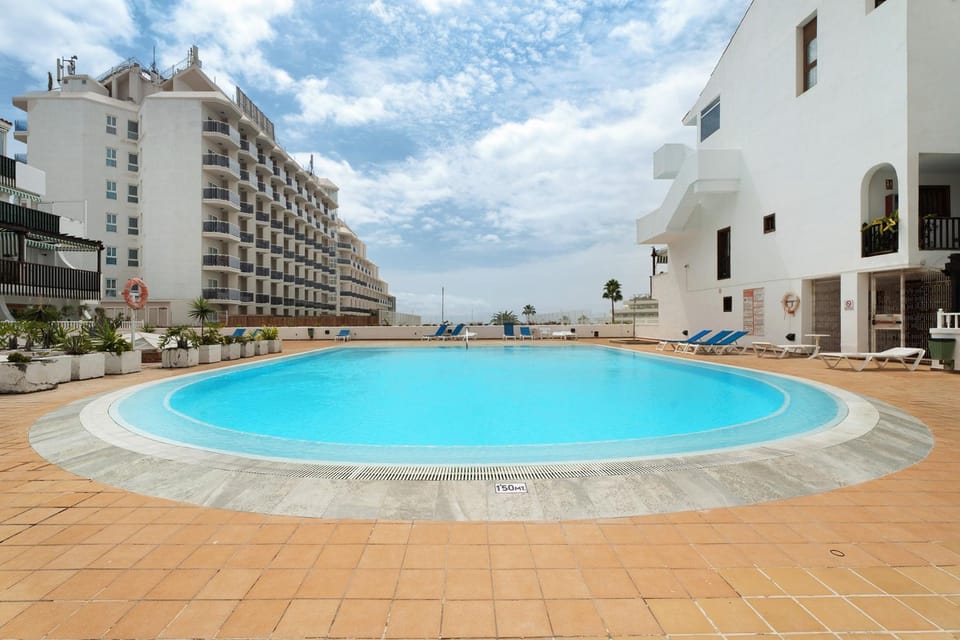 Day, Pool view, Swimming pool, Location, sunbed