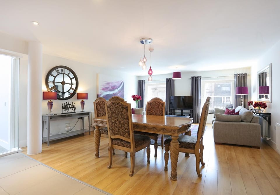 Living room, Decorative detail, Dining area