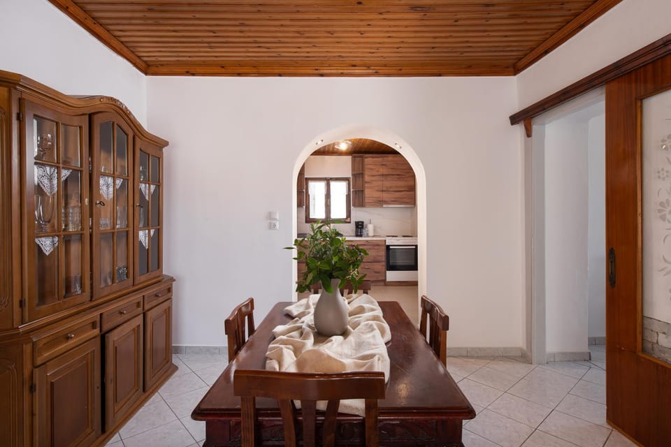 Michael&Marika's Traditional House Apartment in Limenaria
