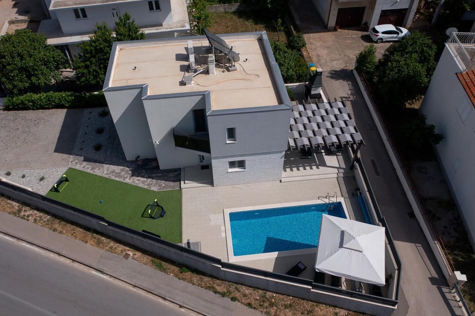 Villa Lumaka Sun - Amazing Home In Brodarica with 4 Bedrooms, Wifi, Outdoor Swimming Pool and Heated Swimming Pool Villa in Šibenik