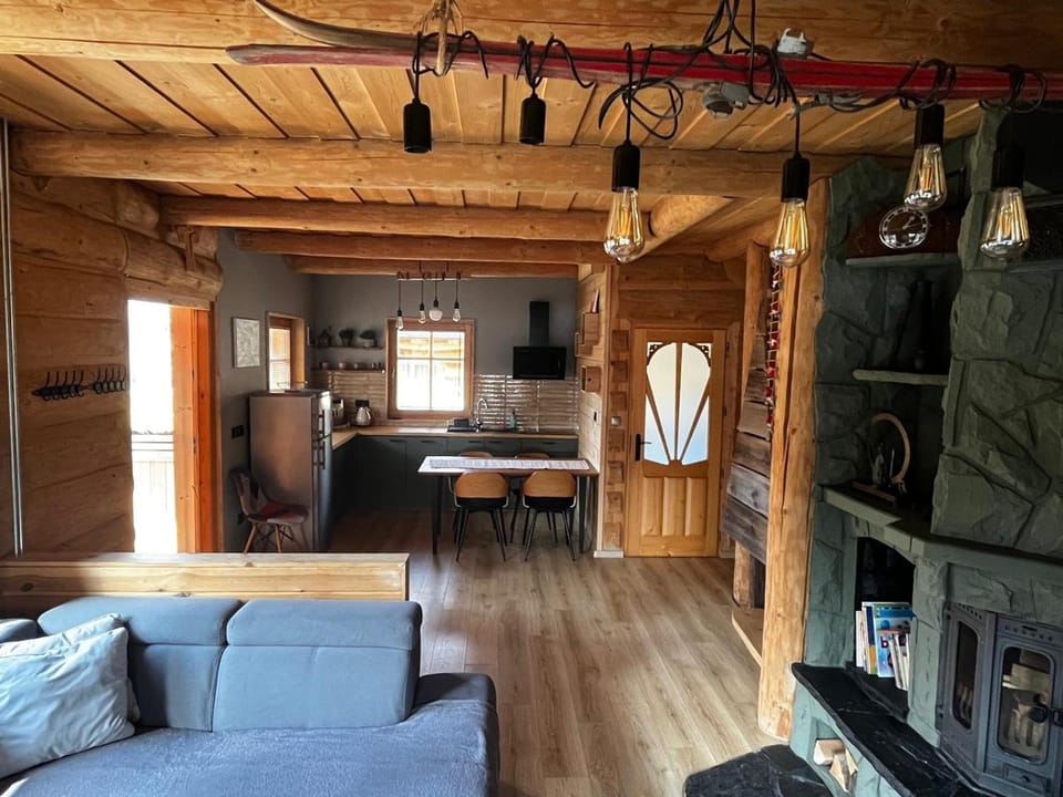 Kitchen or kitchenette, fireplace