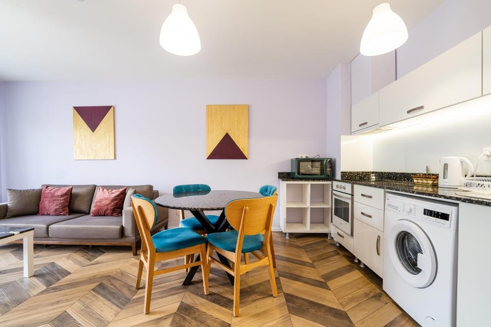 Kitchen or kitchenette, Dining area, washing machine