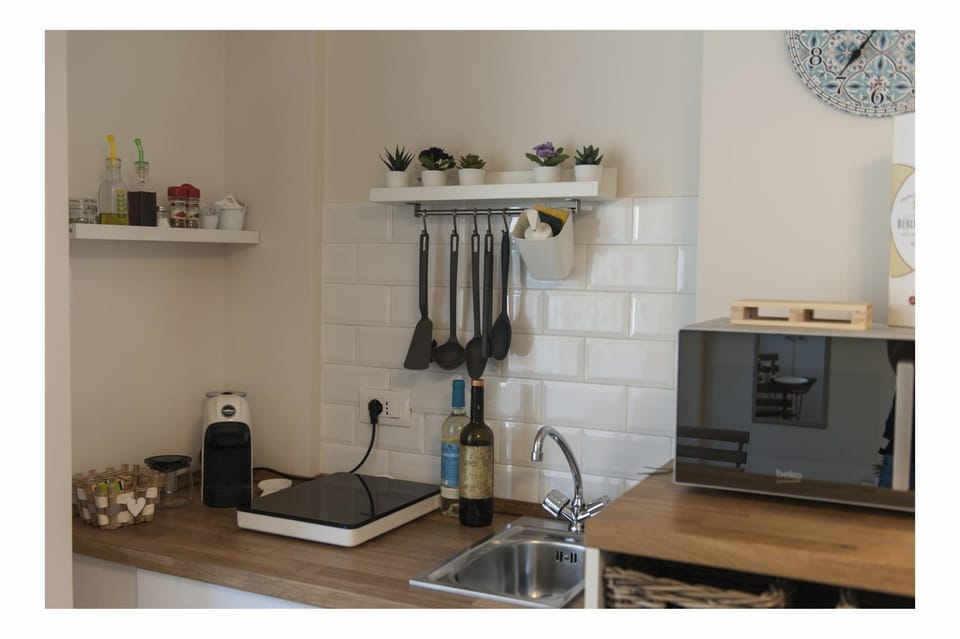 Coffee/tea facilities, Kitchen or kitchenette, Communal kitchen, minibar, kitchen