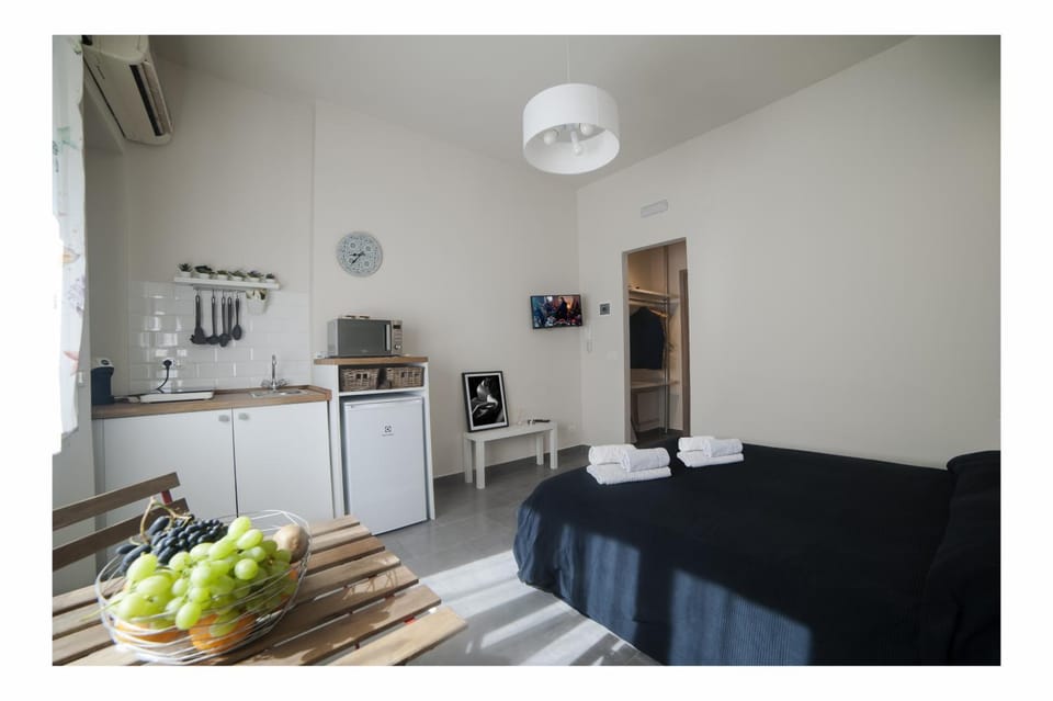 Bed, TV and multimedia, Kitchen or kitchenette, Seating area