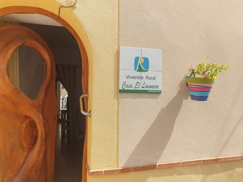Property building, Facade/entrance, Property logo or sign