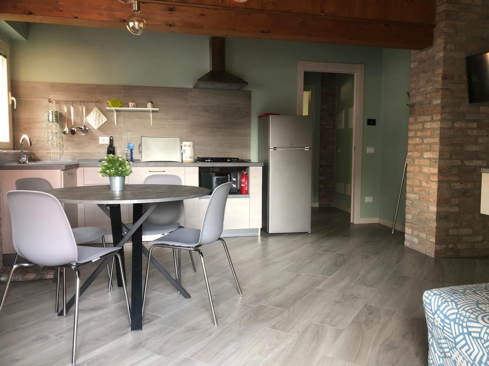 Kitchen or kitchenette, Dining area, minibar, stove