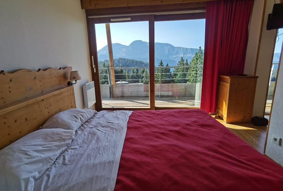 Bed, Photo of the whole room, Bedroom, Mountain view