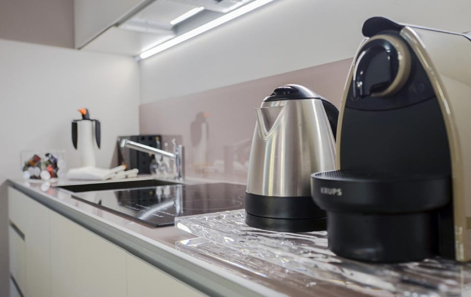 Coffee/tea facilities, Kitchen or kitchenette, Dining area