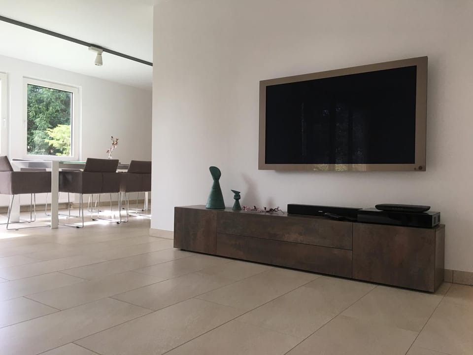TV and multimedia, Seating area