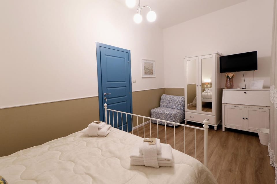 Bed, TV and multimedia, Photo of the whole room, Bedroom