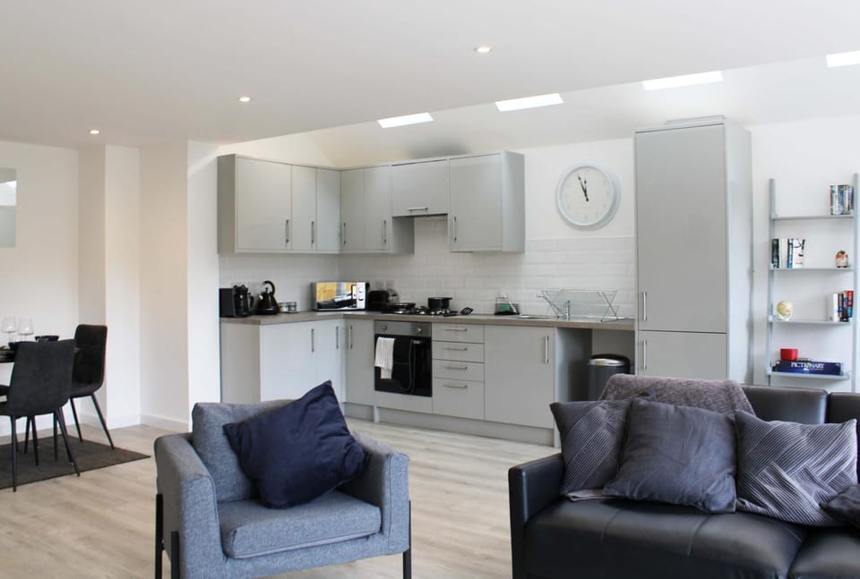 Kitchen or kitchenette, Living room, Seating area, Dining area