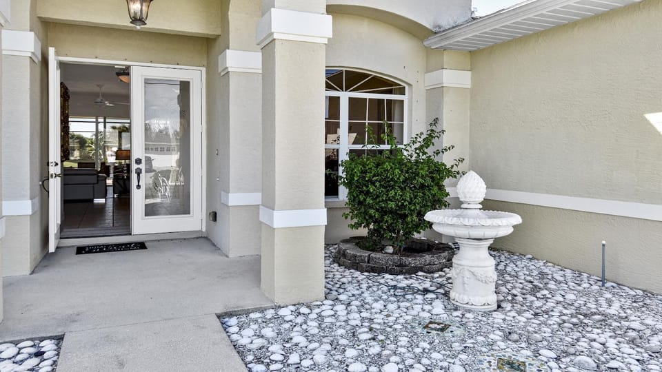 Facade/entrance, Garden, Decorative detail, Area and facilities