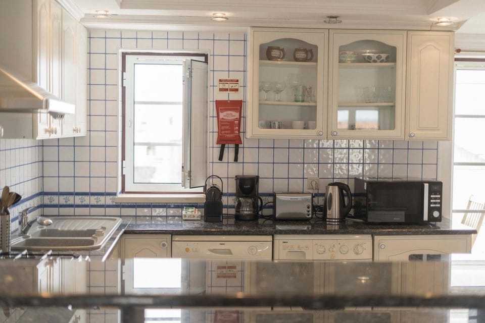 Kitchen or kitchenette, minibar