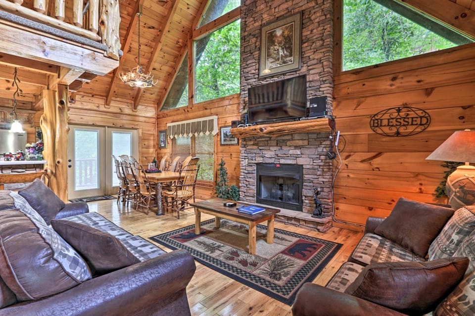 Pigeon Forge Getaway w/ Covered Patio & Hot Tub! House in Pigeon Forge