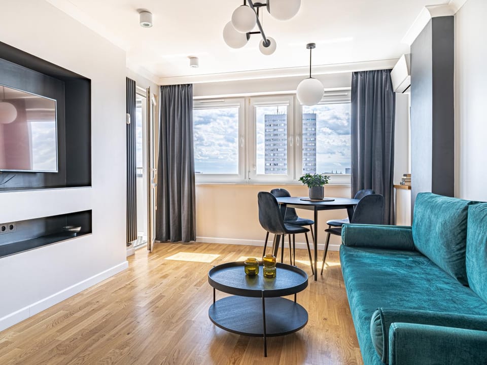 Communal lounge/ TV room, TV and multimedia, View (from property/room), Living room, Seating area, Dining area, City view, air conditioner