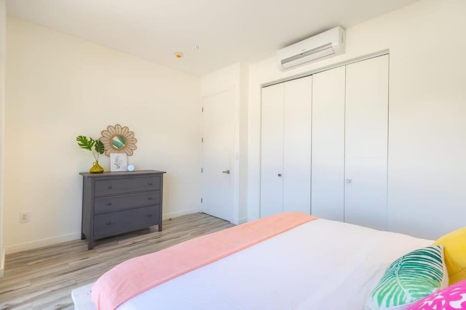 Bed, Photo of the whole room, Bedroom, wardrobe, air conditioner