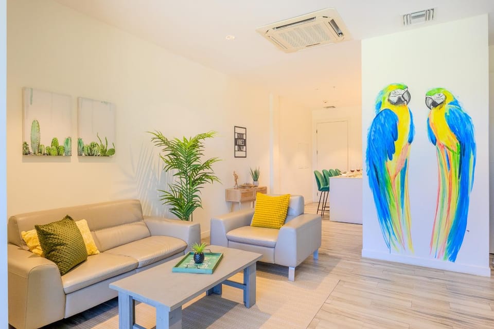 Ocean View 2BR, Palm Beach Strip Apartment in Noord