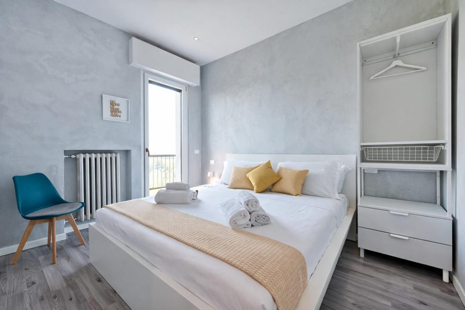 Bed, Photo of the whole room, Bedroom, internet, towels, air conditioner