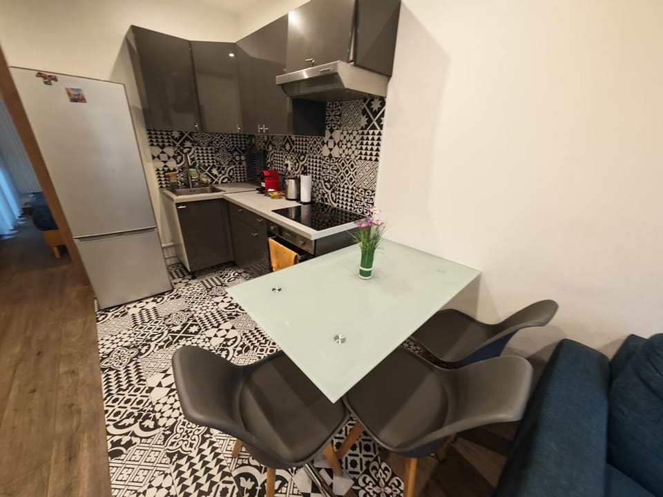 Paris Signature Guest - Modern Private Apartment - Villa Suzanne - Metro Station 3 min - Paris 10 min Apartment in Île-de-France