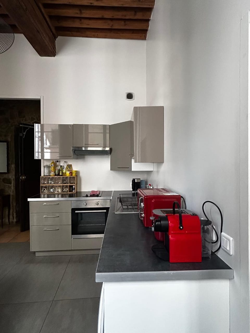 Coffee/tea facilities, Kitchen or kitchenette, dishwasher, oven, stove, toaster