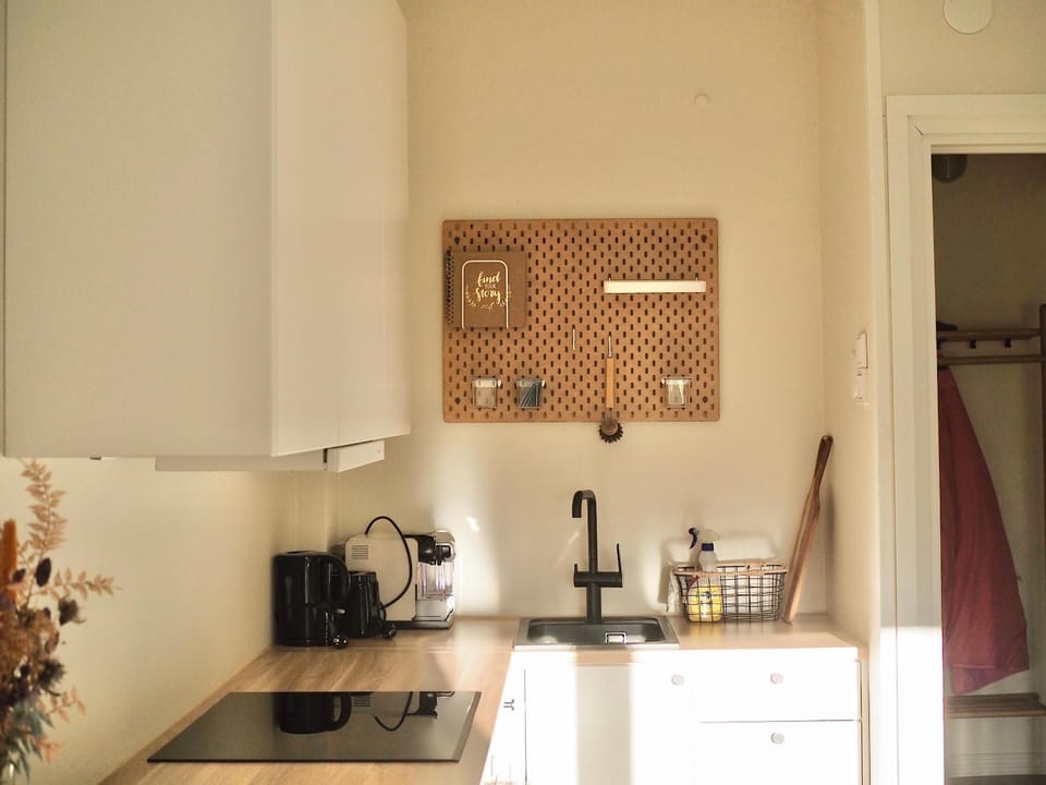 Coffee/tea facilities, Kitchen or kitchenette, stove