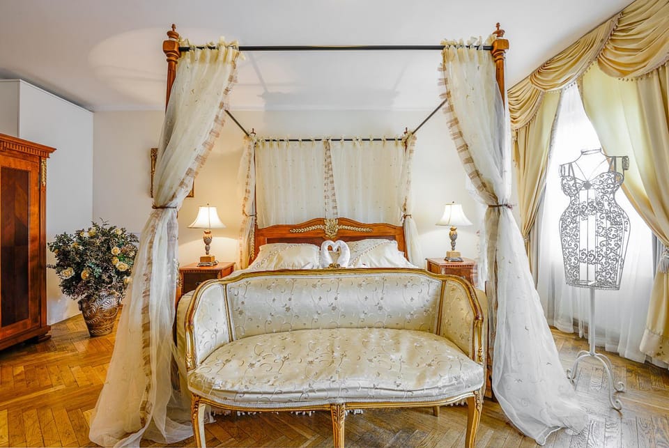 Seating area, Bedroom